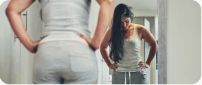 Mulher observando mudanças no corpo