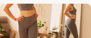 Mulher medindo a cintura em casa